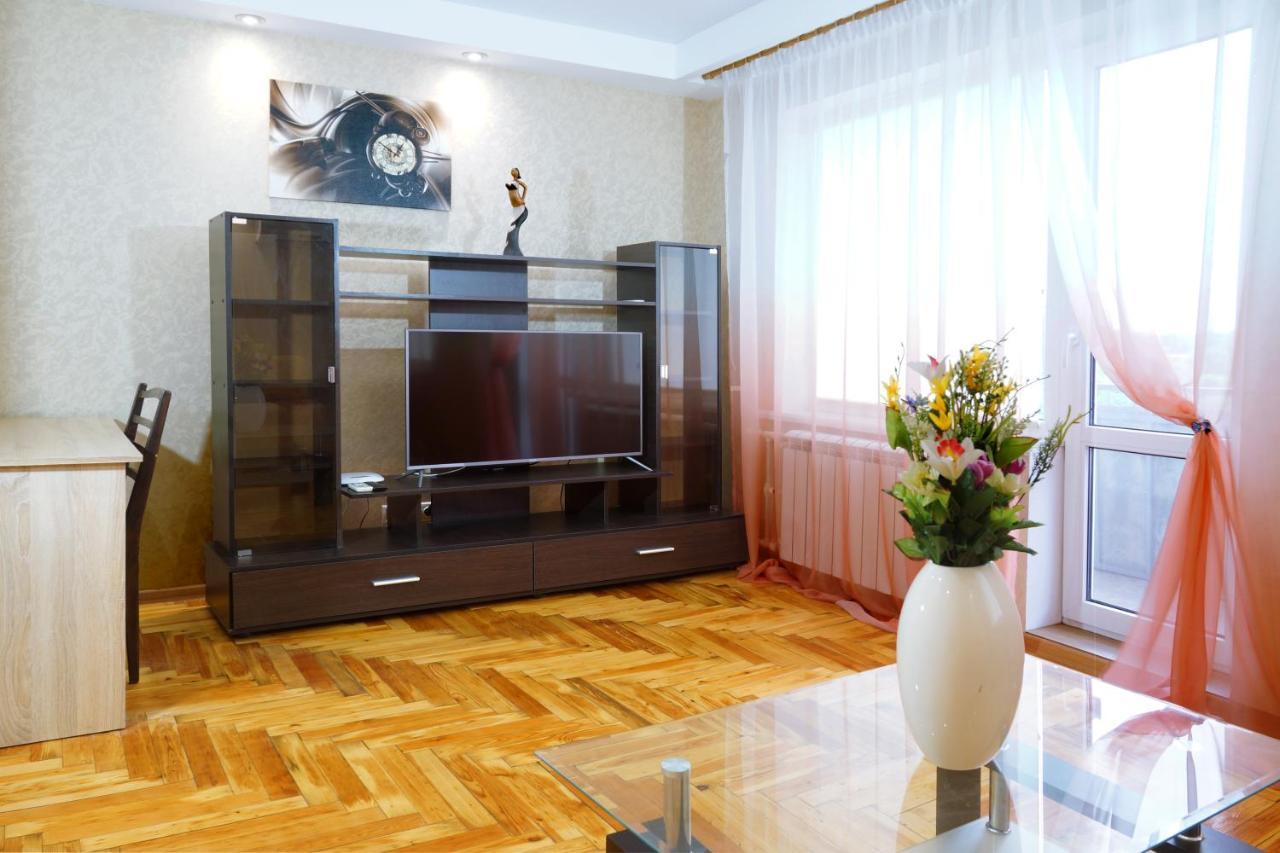 2 Rooms Semi-Luxury Apt On 39-H Nezalezhnoi Ukrаiny Street Next To The City Council Zaporizhia Exterior photo